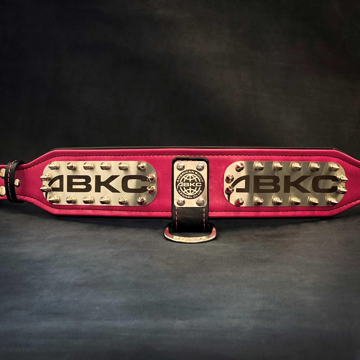 ABKC Halsband Premium Leer Handgemaakt Door BESTIA COLLARS Voor Hondenliefhebbers En ABKC Fans Met Kracht En Prestige